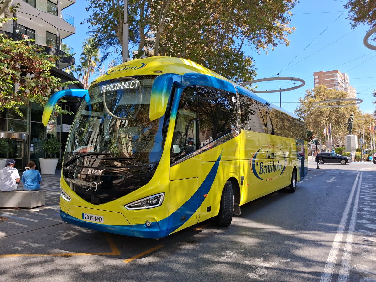 Fabrikneuer Irizar i6 (Volvo B13R) der Firma Autocares Grupo Benidorm (Wagen 407, EZ 06.2026) in der Avenida del Mediterraneo in Benidorm am 29.09.2026.