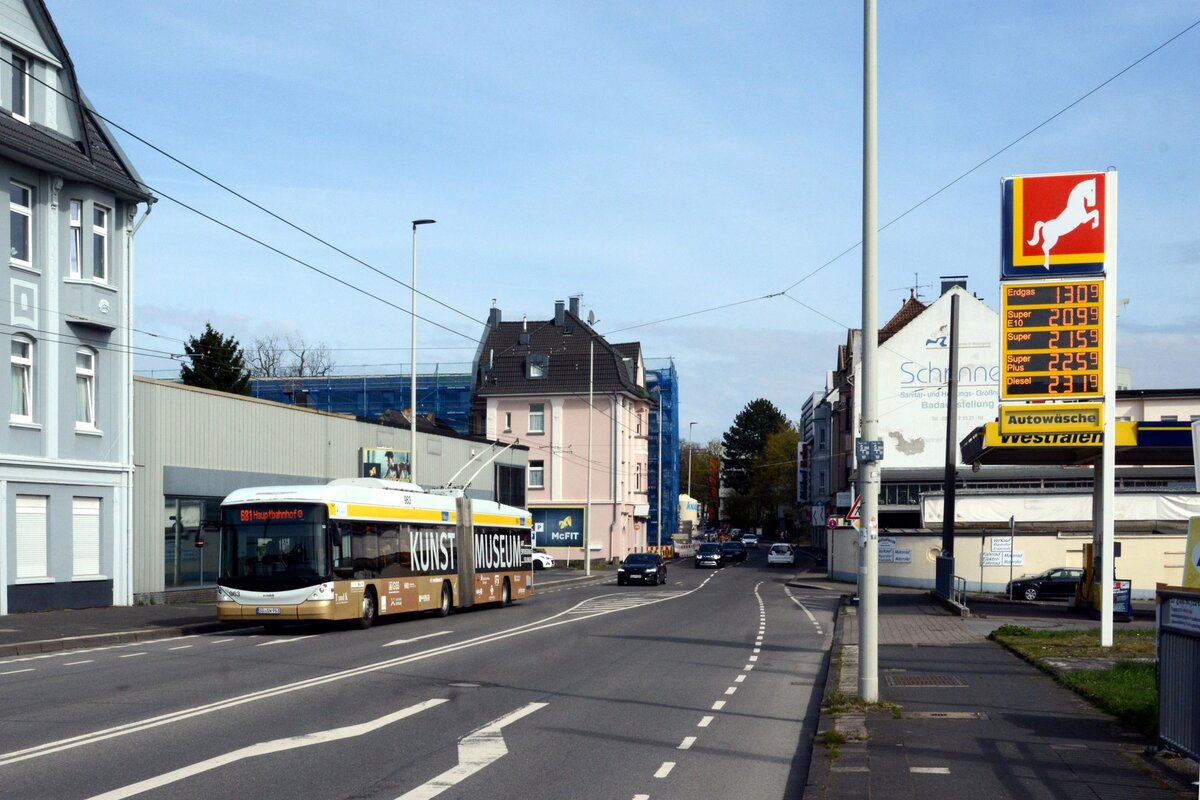 Fährt mit Strom. Einfach weil's so schön ist! :-)

SWS OOM 963
SG-SW 963
Linie 981, Hauptbahnhof
Teilwerbung  Kunstmuseum 
Solingen Hbf
20.03.2026