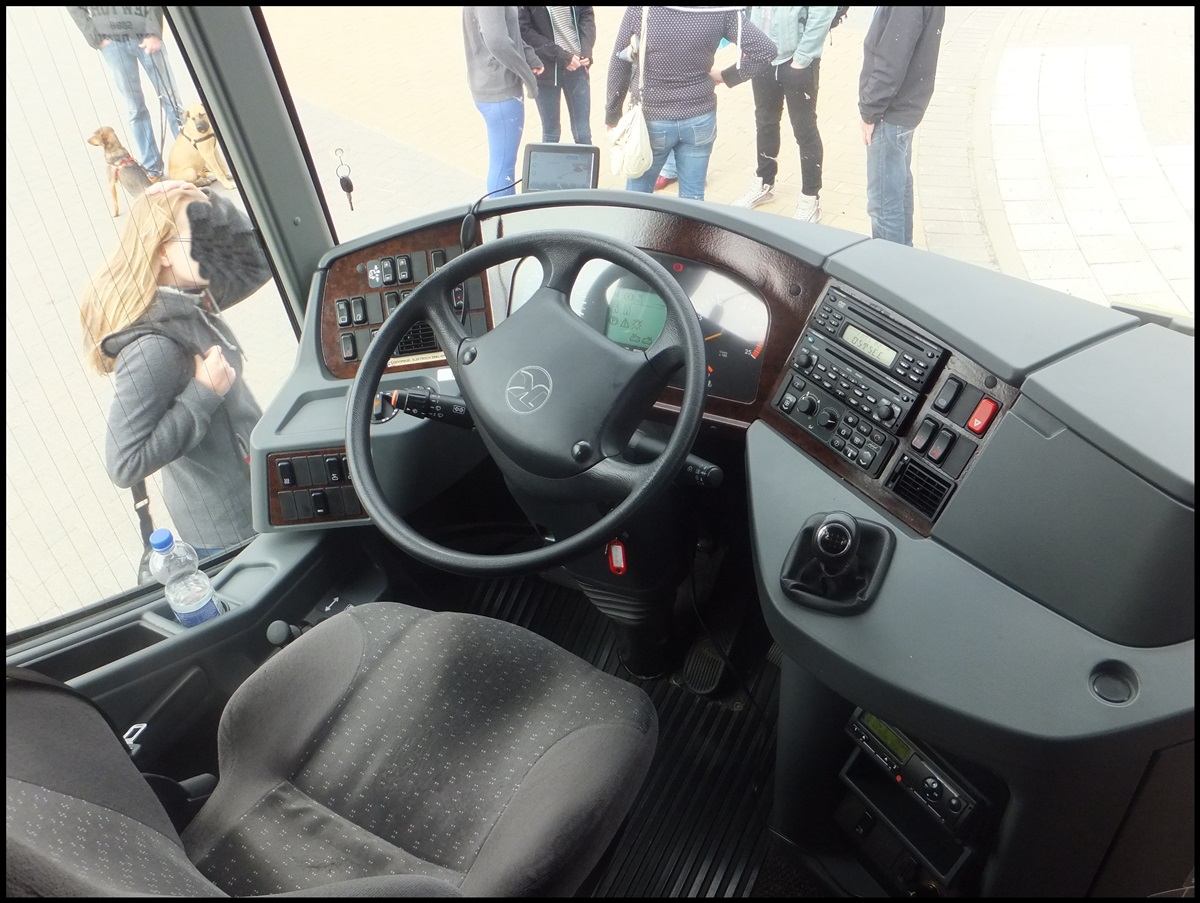 Fahrerarbeitsplatz des Setra 415 GT von Becker-Strelitz aus Deutschland in Bergen am 22.09.2013