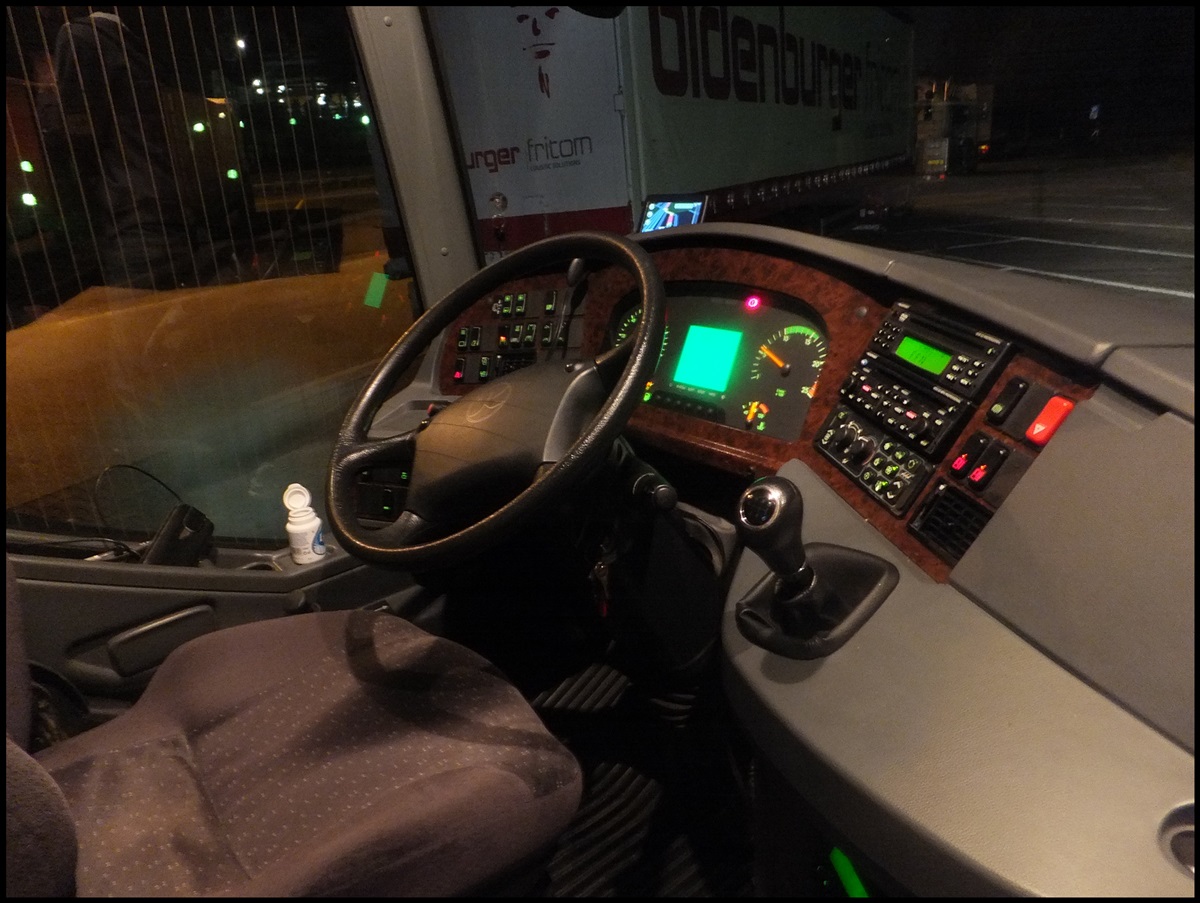 Fahrerarbeitsplatz des Setra 415 GT von Becker-Strelitz Reisen aus Deutschland bei einer Raststtte Hhe Ruhrgebiet am 22.09.2013