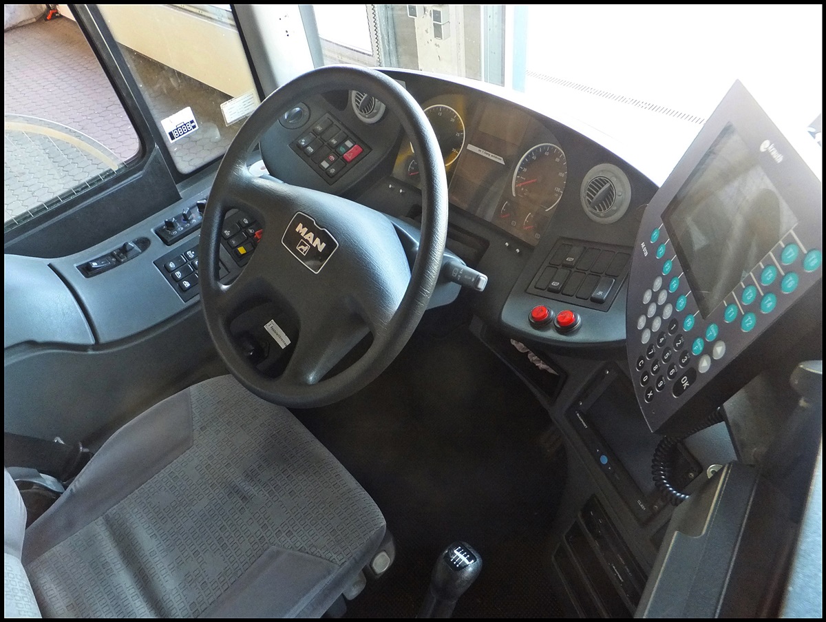 Fahrerarbeitsplatz eines MAN Lion's Regio der RPNV in Bergen am 27.08.2013