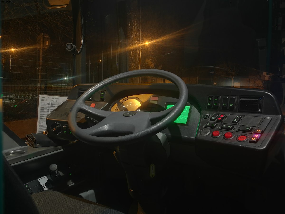 Fahrerarbeitsplatz eines Mercedes Citaro II der Neubrandenburger Verkehrsbetriebe in Neubrandenburg am 07.02.2018