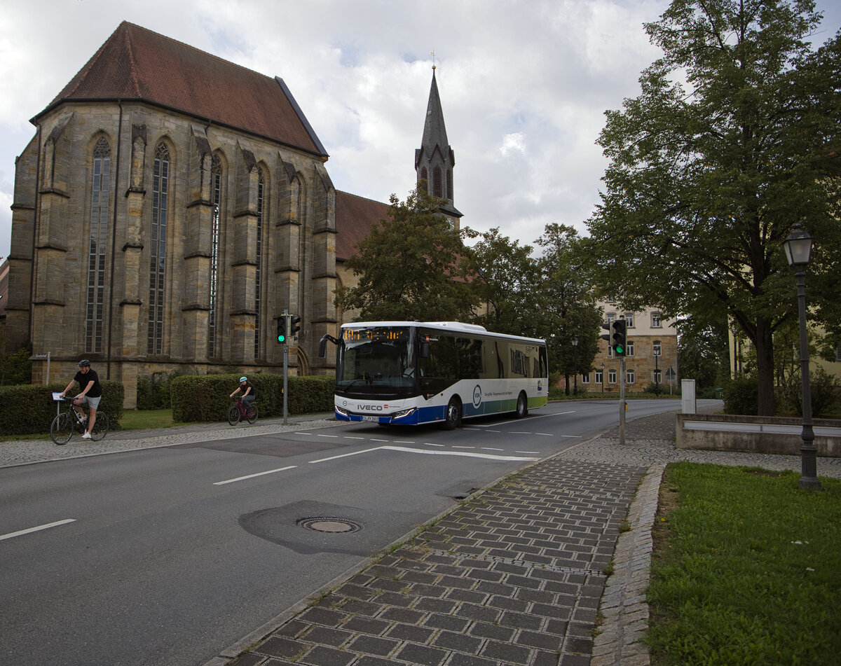 Fahrzeug: Ein moderner Iveco Crossway LE der CoburgMobilBus (CMB) mit dem Kennzeichen CO-RX 2001.

Linie & Ziel: Der Bus befindet sich auf einer Fahrt nach Kronach Busbahnhof.

Ort: Aufgenommen an einer Ampelkreuzung in Sonnefeld, im Landkreis Coburg.

Kulisse: Im Hintergrund pr�gt die historische evangelische Pfarrkirche St. Marien mit ihrem markanten Chor und Turm das Ortsbild.
