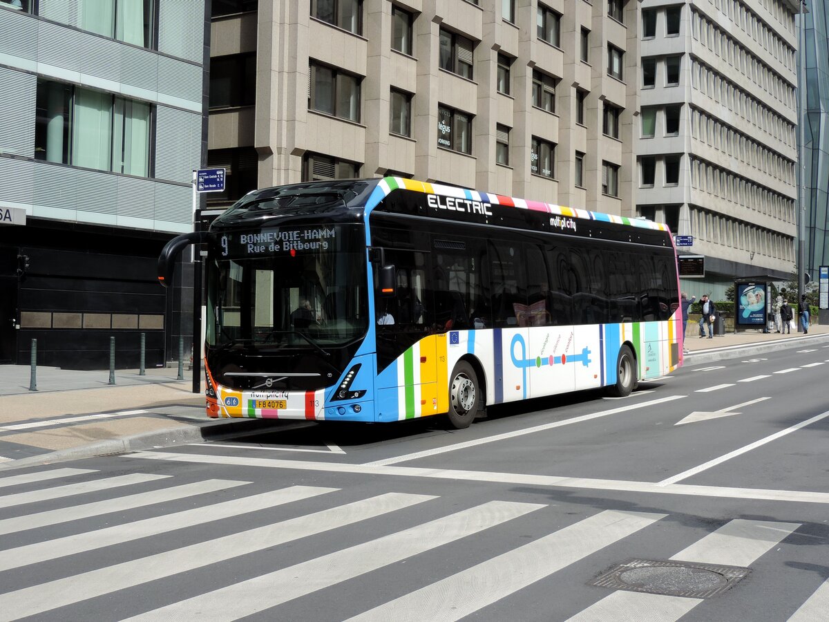 FB 4076, Volvo 7900 EH Elektrobus, Wagen 113 im Einsatz auf der Linie 9, am 20. Mai 2021 an der Haltestelle Hamilius abgelichtet.