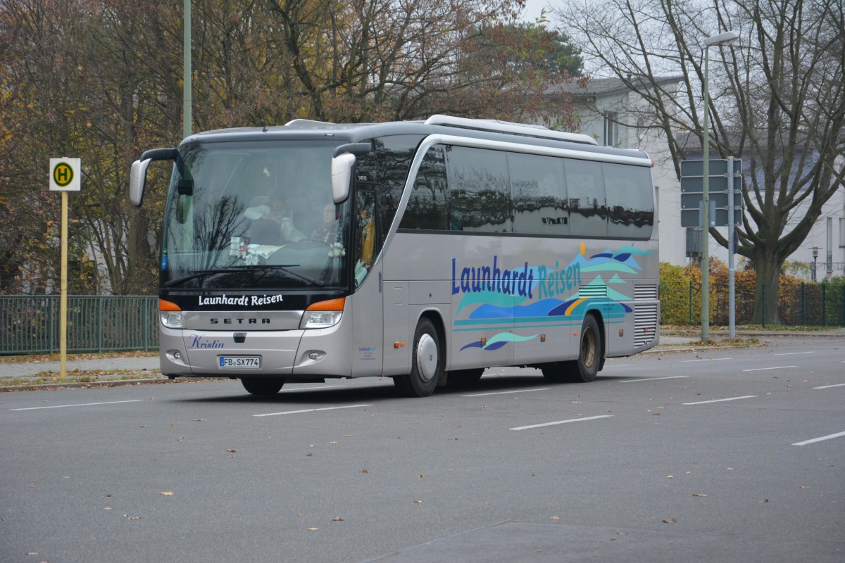 FB-SX 774 fährt am 15.11.2014 Richtung Glockenturmstraße Berlin. Aufgenommen wurde ein Setra S 415 HD.
