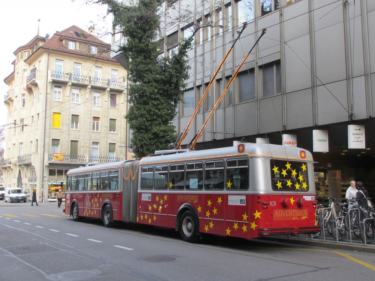 FBW 101: Betriebseinsatz ab 1958, ausgemustert 1989, remisiert bis 2013 und restauriert. Aeltester betriebsfähiger Gelenktrolleybus in der Schweiz, 2 angetriebene Achsen und Alu-Karosserie. Stadtbus Winterthur hatte Schwierigkeiten, genügend Chauffeure zu finden, welche mit der  alten  Fahr-Technik noch vertraut sind. Haltestelle an der Bankstrasse, 13.12.2014.