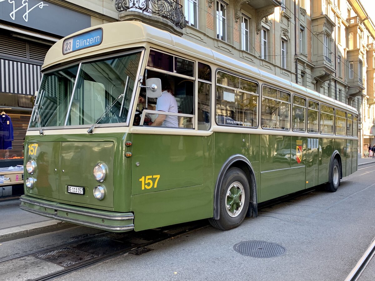 FBW Unterflurbus 157 von Bernmobil Historique am 24.10.21 in der Schwanengasse in Bern.