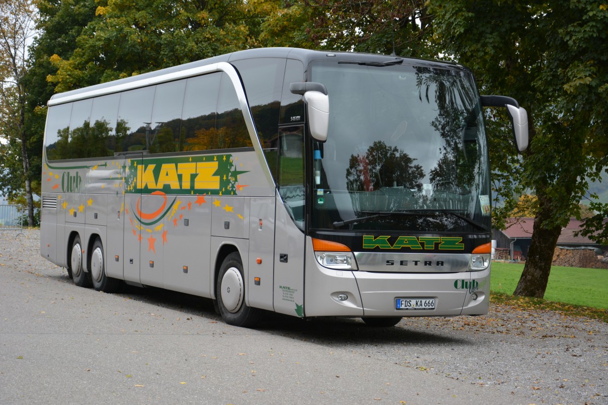 FDS-KA 666 steht am 11.10.2015 an der Alpsee Bergwelt (Immenstadt im Allgäu). Aufgenommen wurde ein Setra S 416 HDH.

