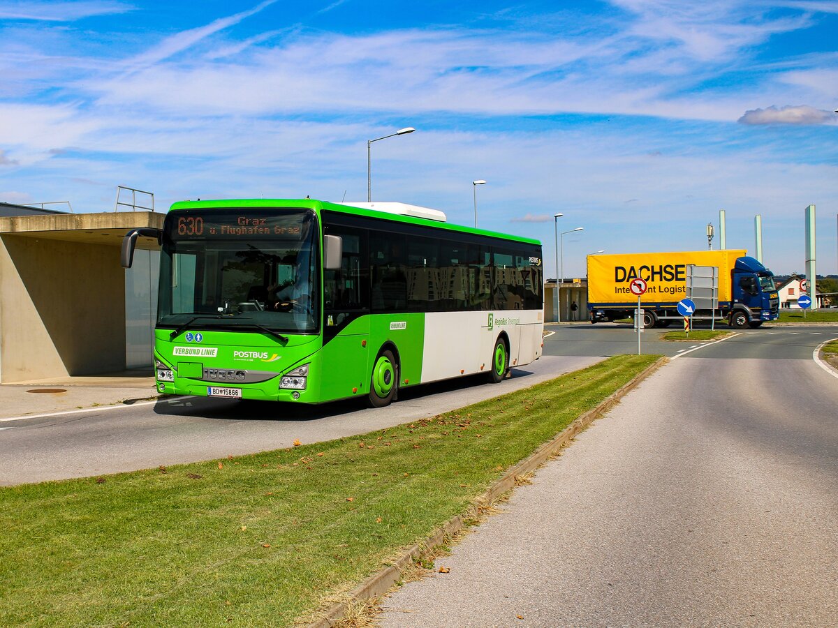 Feldkirchen-Abtissendorf. Der BD 15856 von Postbus ist hier am 01.09.2023 als Linie 630 kurz vor dem Flughafen Graz zu sehen.