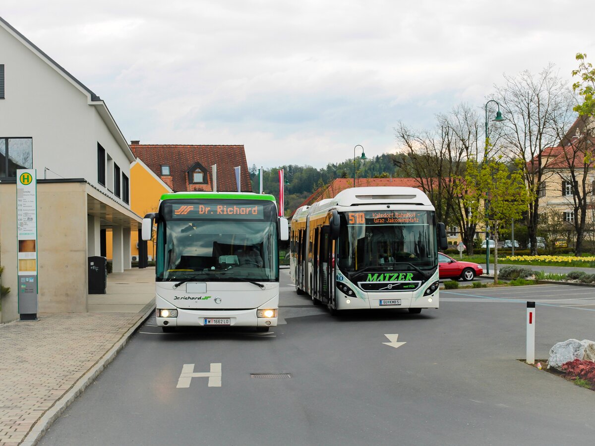 Fernitz-Mellach. Am 27.04.2023 trifft ein Irisbus Crossway von Dr. Richard auf Wagen 5 von Matzer am Erzherzog-Johann-Platz.
