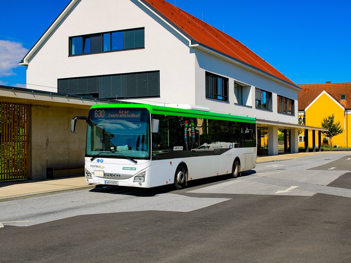 Fernitz-Mellach. Am 4. September 2023 steht hier der Postbus BD 14819 als Linie 630 am Erherzog-Johann-Platz.