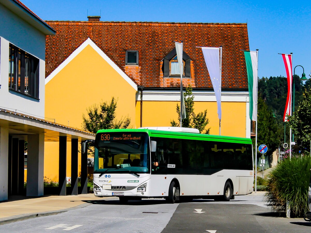 Fernitz-Mellach. Am 4. September 2023 fährt hier der Postbus BD 14819 in den Erzherzog-Johann-Platz ein.