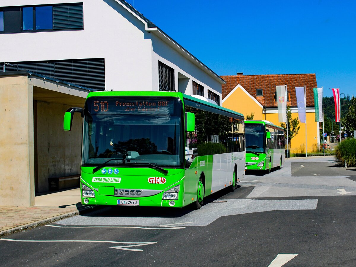 Fernitz-Mellach. Am 4. September 2023 stehen hier zwei Crossway der GKB am Erzherzog-Johann-Platz.