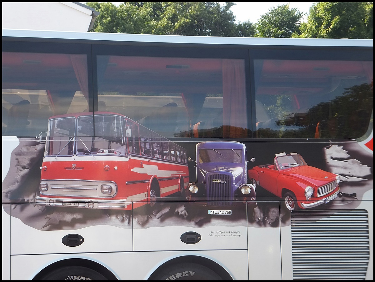 Fleischer, Opel Blitz und ein Oldtimer PKW auf dem Van Hool T916 vom Reisebro Ludwig aus Deutschland im Stadthafen Sassnitz am 24.08.2013