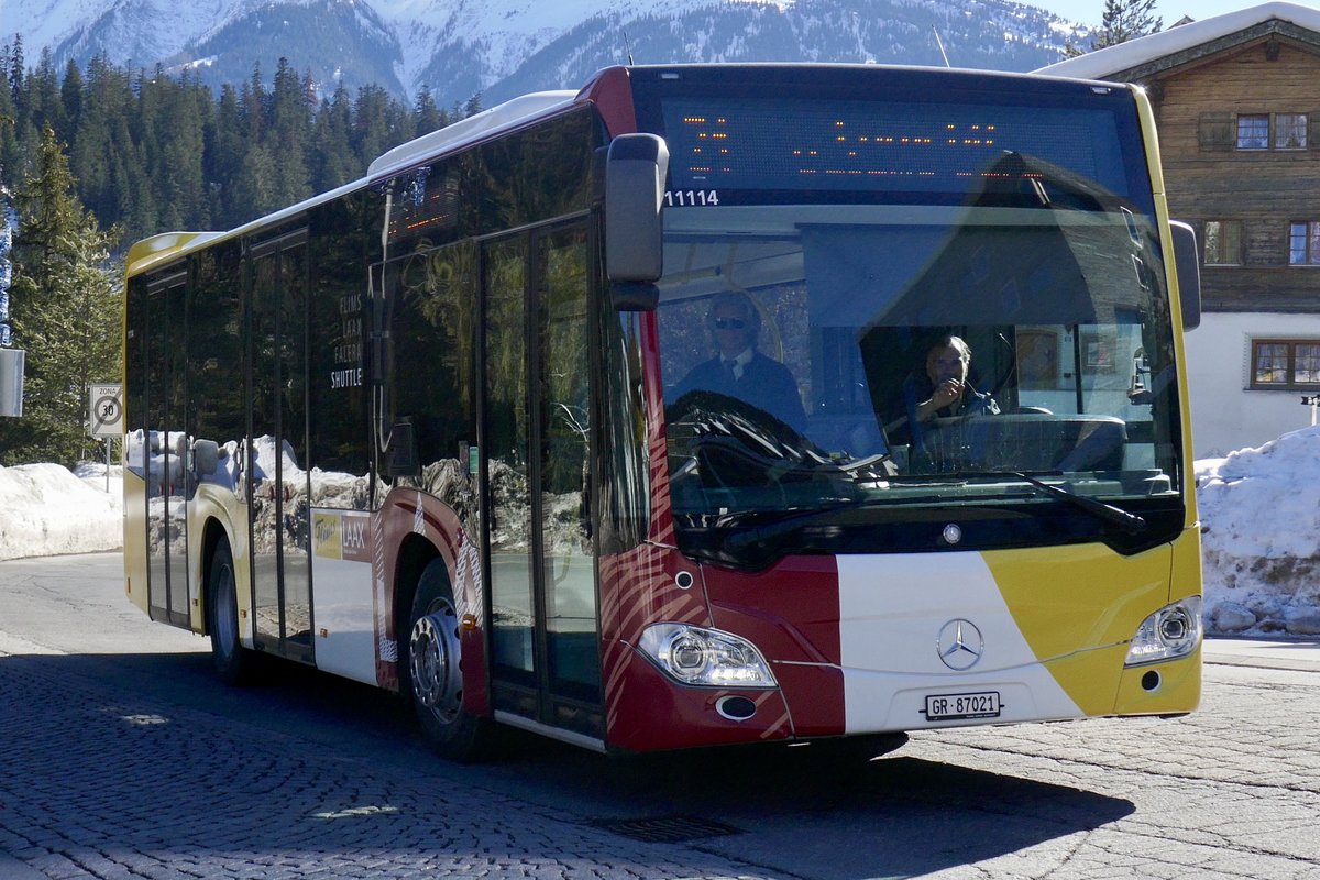 Flims/Laax Shuttle MB C2 K 'GR 87021' PU Stuppan, Flims bei der Anfahrt auf die Hst. Laax, Bergbahn.