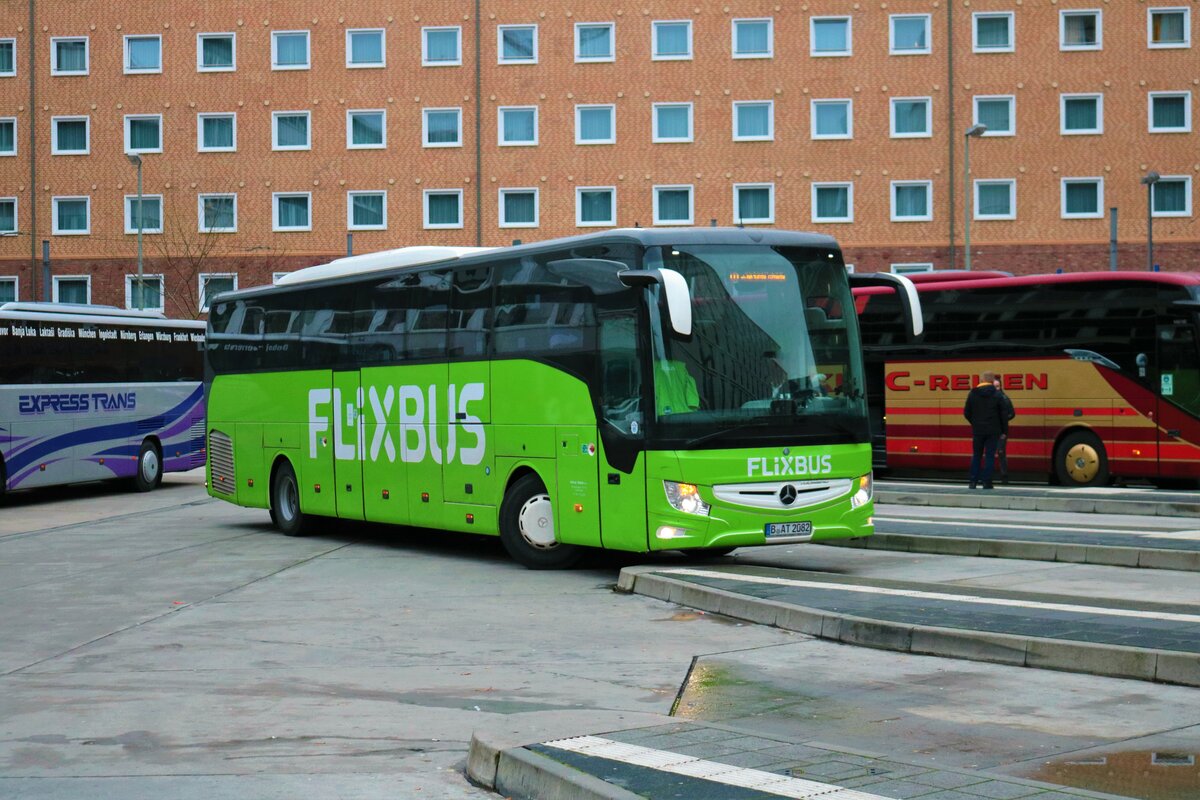 Flixbus Mercedes Benz Torurismo am 03.12.22 in Frankfurt am Main