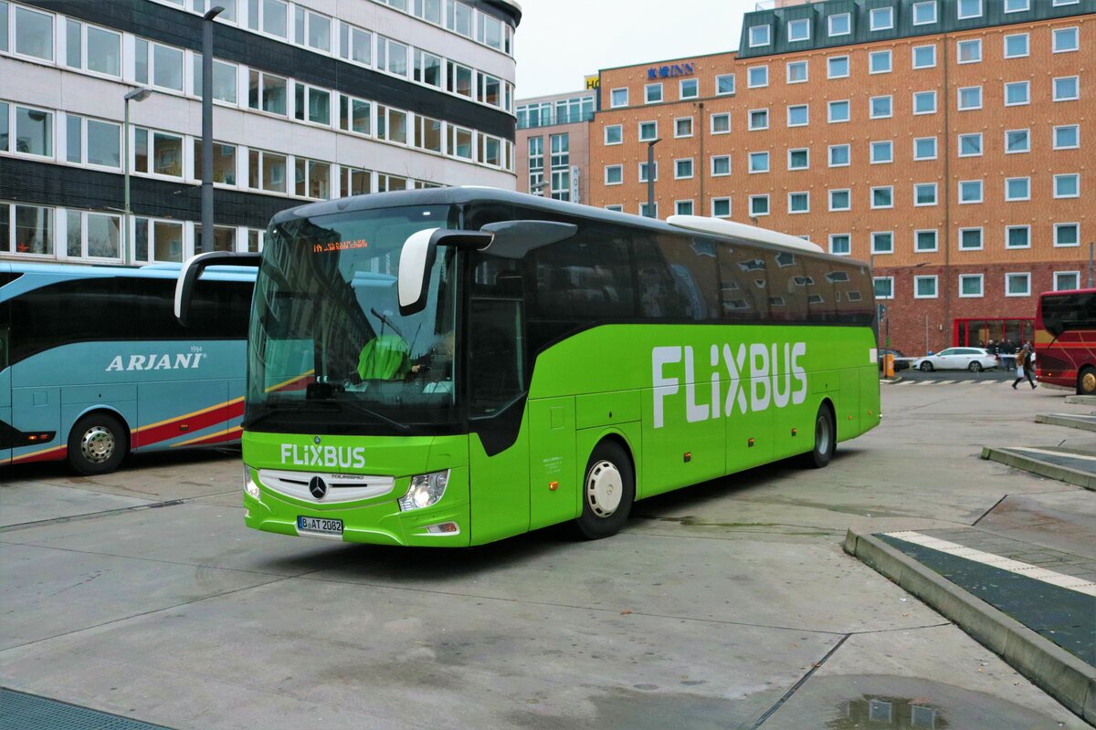 Flixbus Mercedes Benz Torurismo am 03.12.22 in Frankfurt am Main