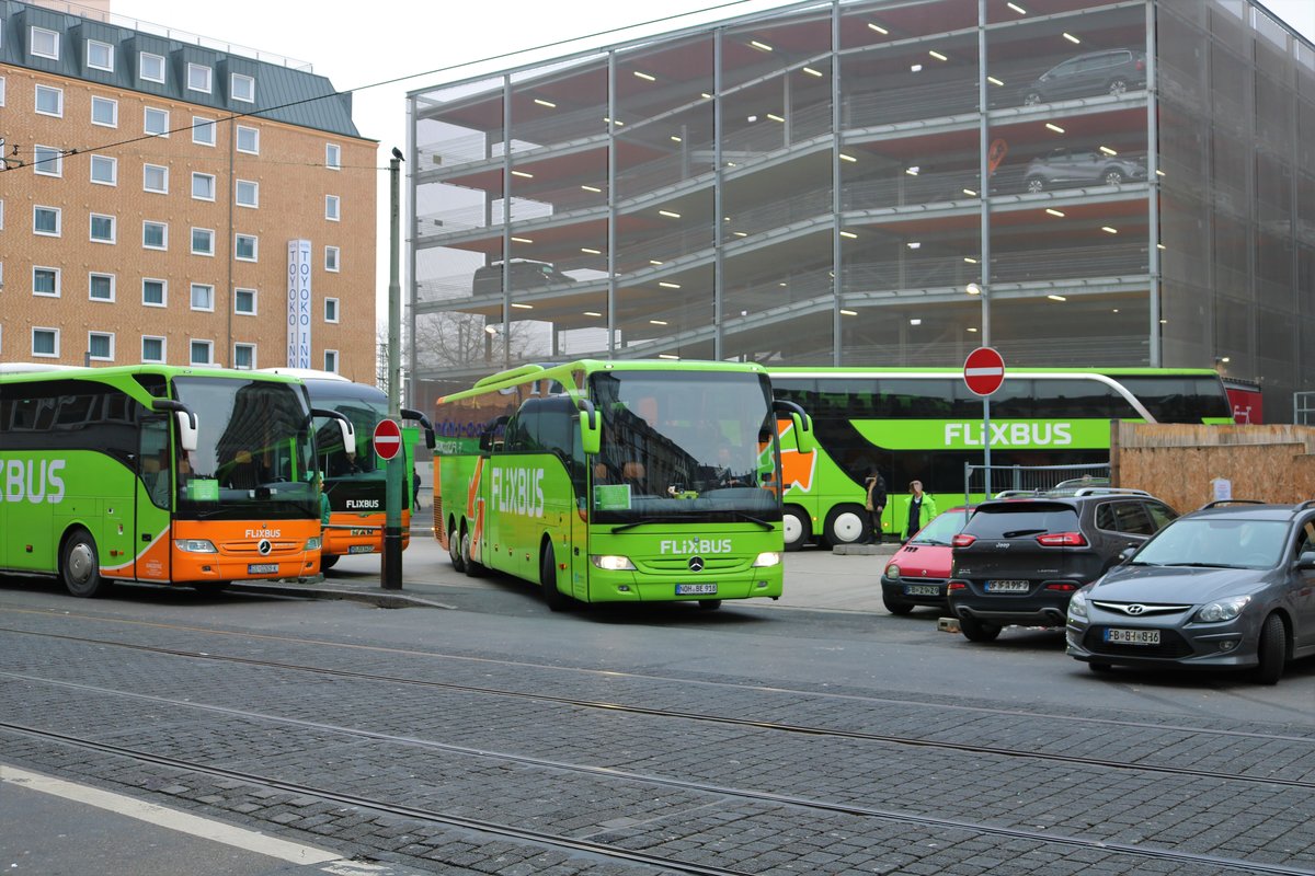 Flixbus Mercedes Benz Tourismo am 27.01.18 in Frankfurt am Main Busbahnhof (Südseite Hbf)