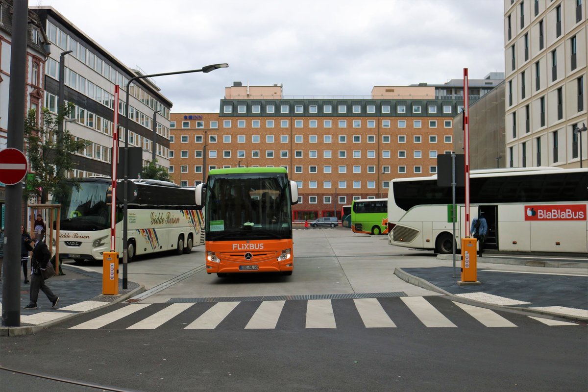 FlixBus Mercedes Benz Tourismo am 05.10.19 in Frankfurt am Main 