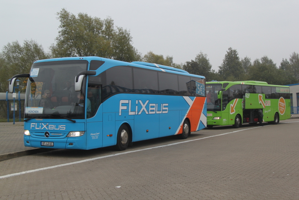 FLiXBus nach Mnchen stand am 03.10.2014 in Hhe Rostock Hbf/Sd