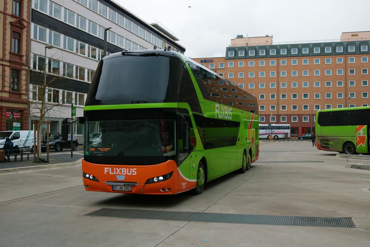 Flixbus Neoplan Skyliner Doppeldecker am 18.12.21 in Frankfurt am Main Fernbusbahnhof