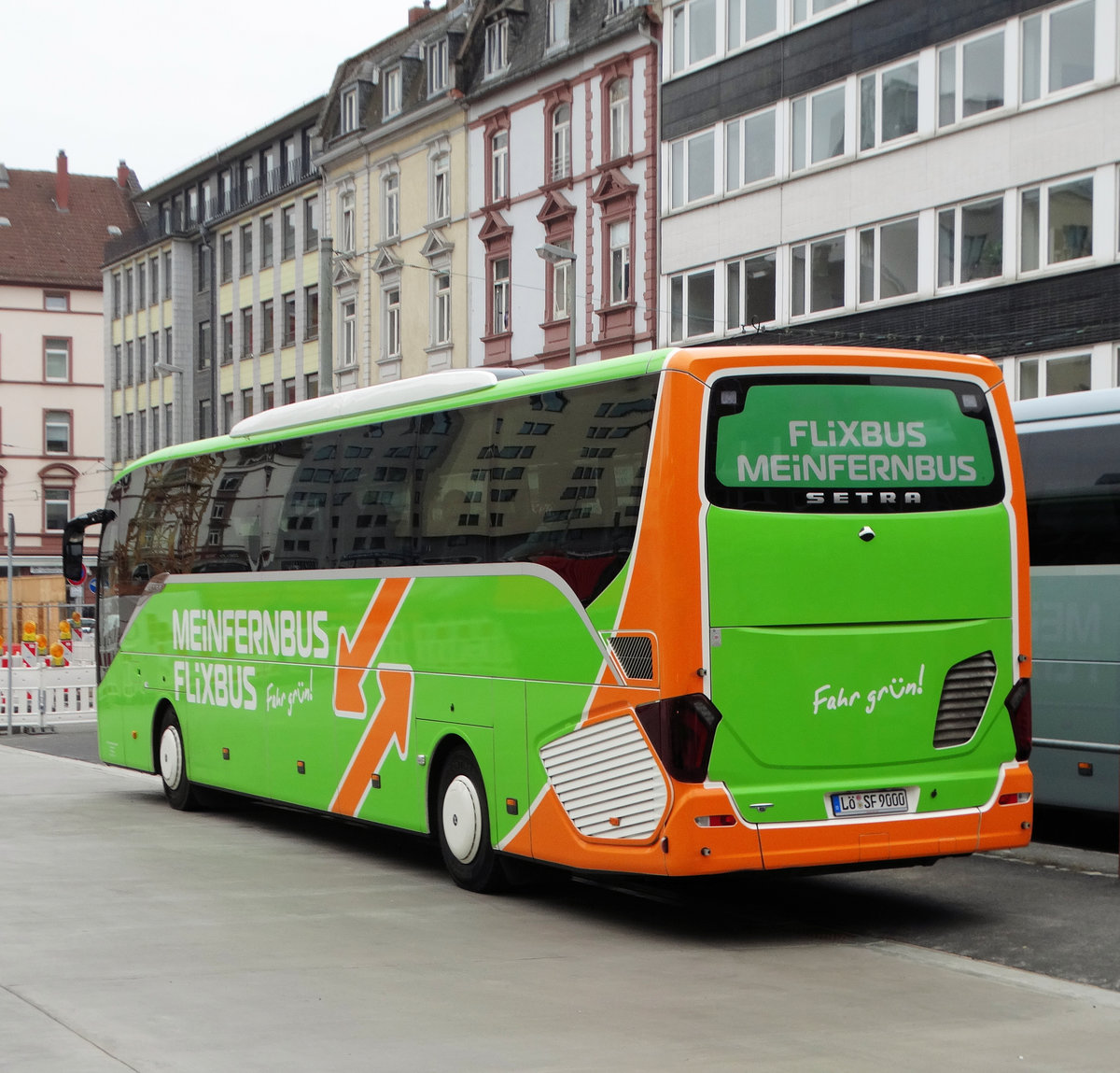 Flixbus Setra 5000er am 26.11.16 in Frankfurt am Main Hbf Südseite