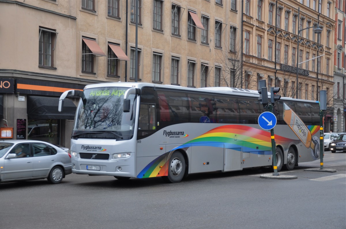 Flygbussarna, Stockholm. Volvo 9700 (Nr.909) in Stockholm, Vasagatan. (7.4.2010)