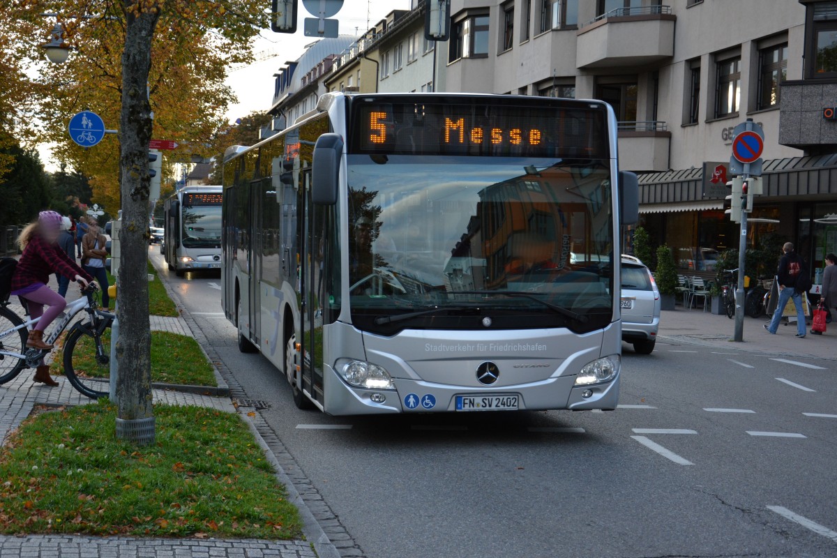 FN-SV 2402 fährt am 07.10.2015 auf der Linie 5 zur Messe. Aufgenommen wurde ein Mercedes Benz Citaro der 2. Generation / Friedrichshafen Friedrichstraße.
