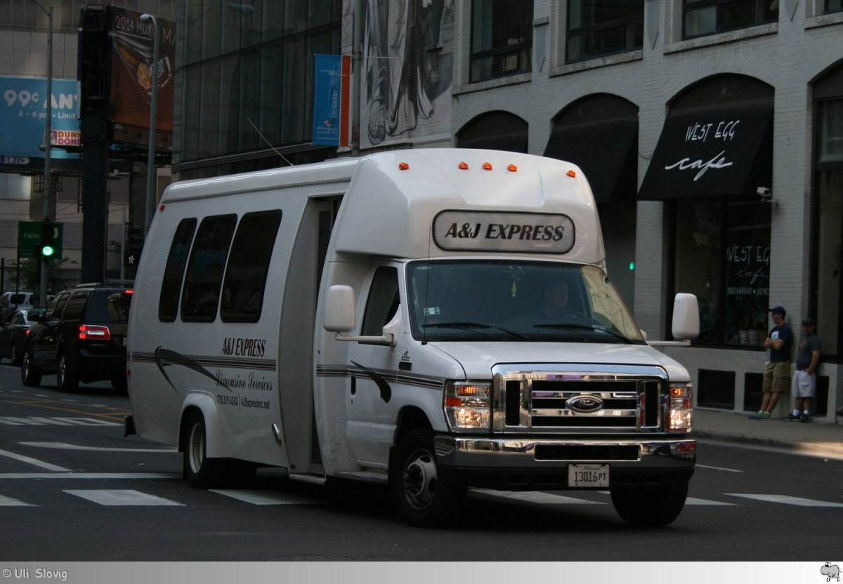 Ford E-Series mit mir unbekannten Aufbau des amerikanischen Busunternehmens  A & J Express - Limousine Services  aufgenommen in Chicago, Illinois / USA am 25. August 2013.
