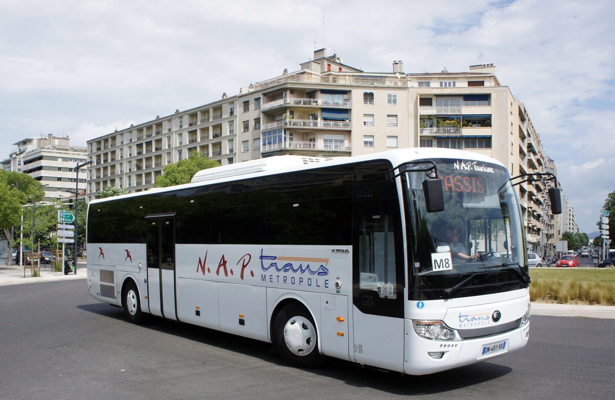 Frankreich / Région Provence-Alpes-Côte d'Azur / Bus Marseille: Yutong IC 13 von N.A.P. Tourisme (Transmétropole), aufgenommen im April 2017 an der Metrostation  Rond-Point du Prado  in Marseille.