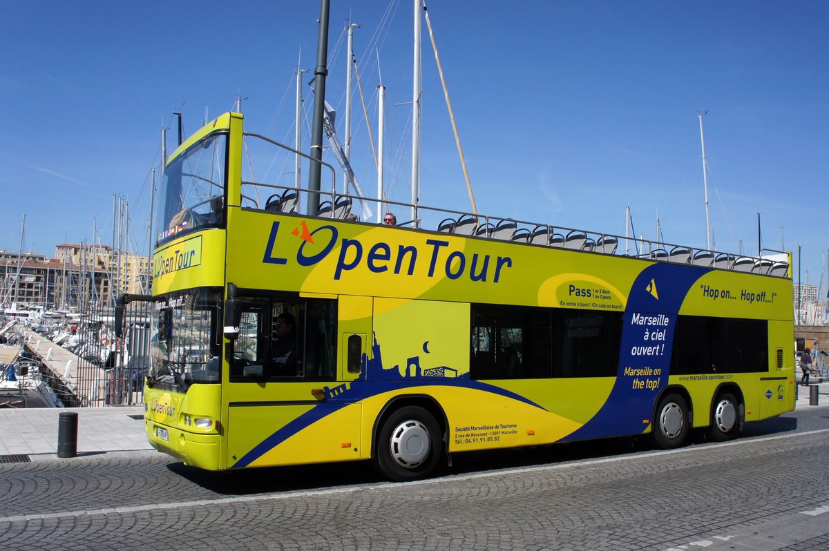Frankreich / Sightseeing Bus / Stadtrundfahrten Marseille: Neoplan Centroliner  L'Open Tour Marseille , aufgenommen im April 2017 am alten Hafen (Vieux Port) von Marseille.