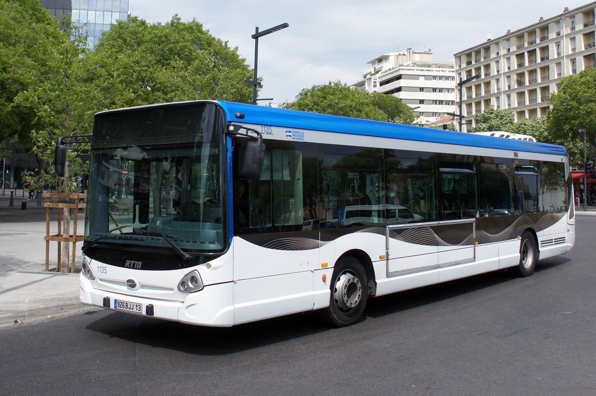 Frankreich / Stadtbus Marseille: Heuliez GX 327 (Wagen 1135) von RTM (Régie des Transports Metropolitains) Marseille, aufgenommen im April 2017 an der Metrostation  Rond-Point du Prado  in Marseille.