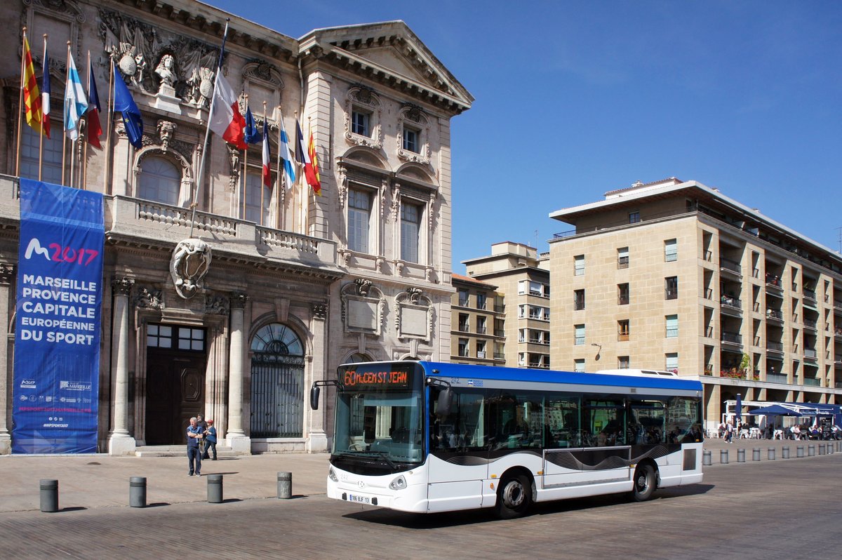 Frankreich / Stadtbus Marseille: Midibus Heuliez GX 127 (Wagen 242) von RTM (Régie des Transports Metropolitains) Marseille, aufgenommen im April 2017 am alten Hafen (Vieux Port) von Marseille.