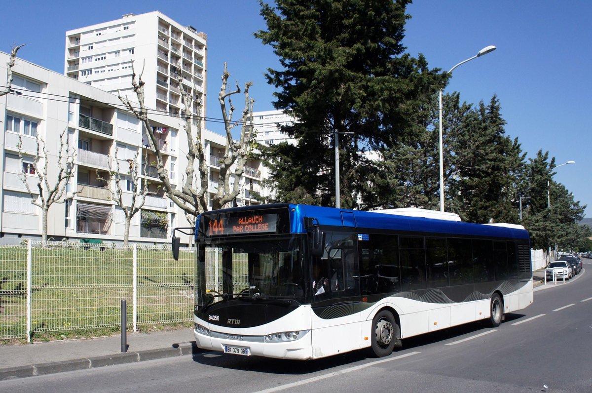 Frankreich / Stadtbus Marseille: Solaris Urbino 12 (Wagen 94356) von Transdev im Auftrag von RTM (Régie des Transports Metropolitains) Marseille, aufgenommen im April 2017 an der Metrostation  La Rose - Technopôle de Château-Gombert  in Marseille.
