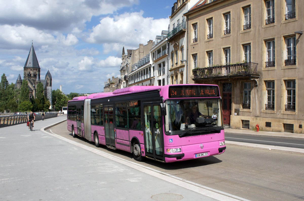 Frankreich / Stadtbus Metz / Bus Metz: Gelenkbus Renault Agora von LE MET' / Transports de l'agglomeration de Metz Metropole, aufgenommen im Juli 2017 im Stadtgebiet von Metz.
