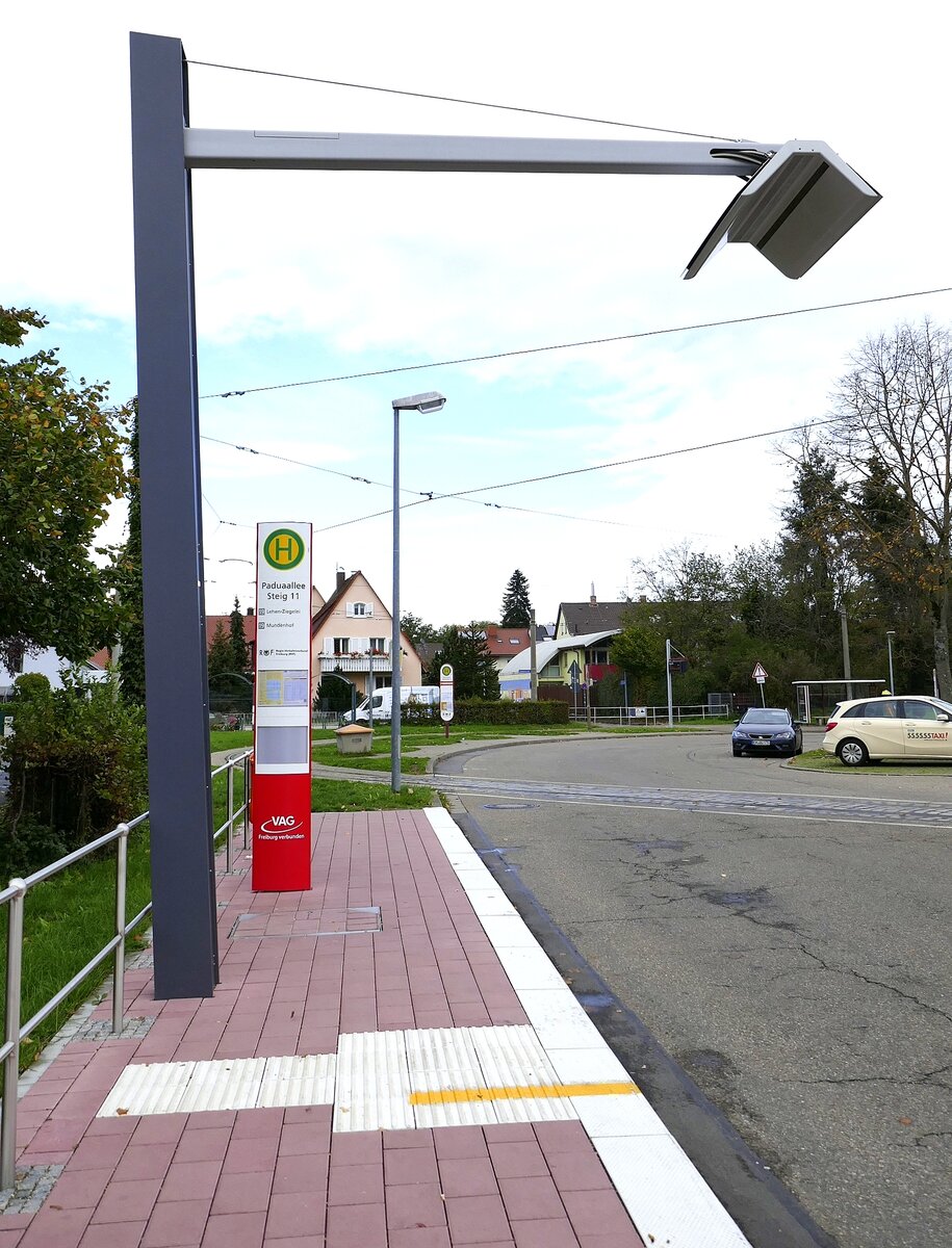 Freiburg-Lehen, die Bushaltestelle der Freiburger Verkehrs AG mit der Ladevorrichtung für batteriebetriebene Stadtbusse, Nov.2022