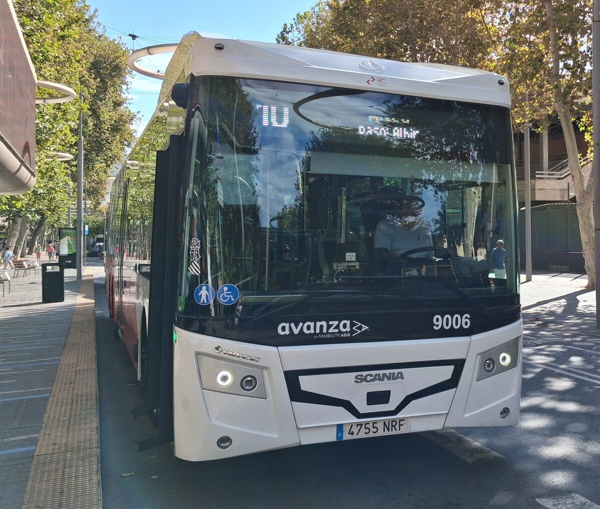 Frontansicht des Castrosua Magnus H LE 15 Hybrid, Wagen 9006 der Firma Avanza, auf der Linie 10, an der Haltestelle Benidorm Centro am 29.09.2026. Die Regiobusse erhalten das Farbschema der Generalitat Valenciana, mit weissem Front.