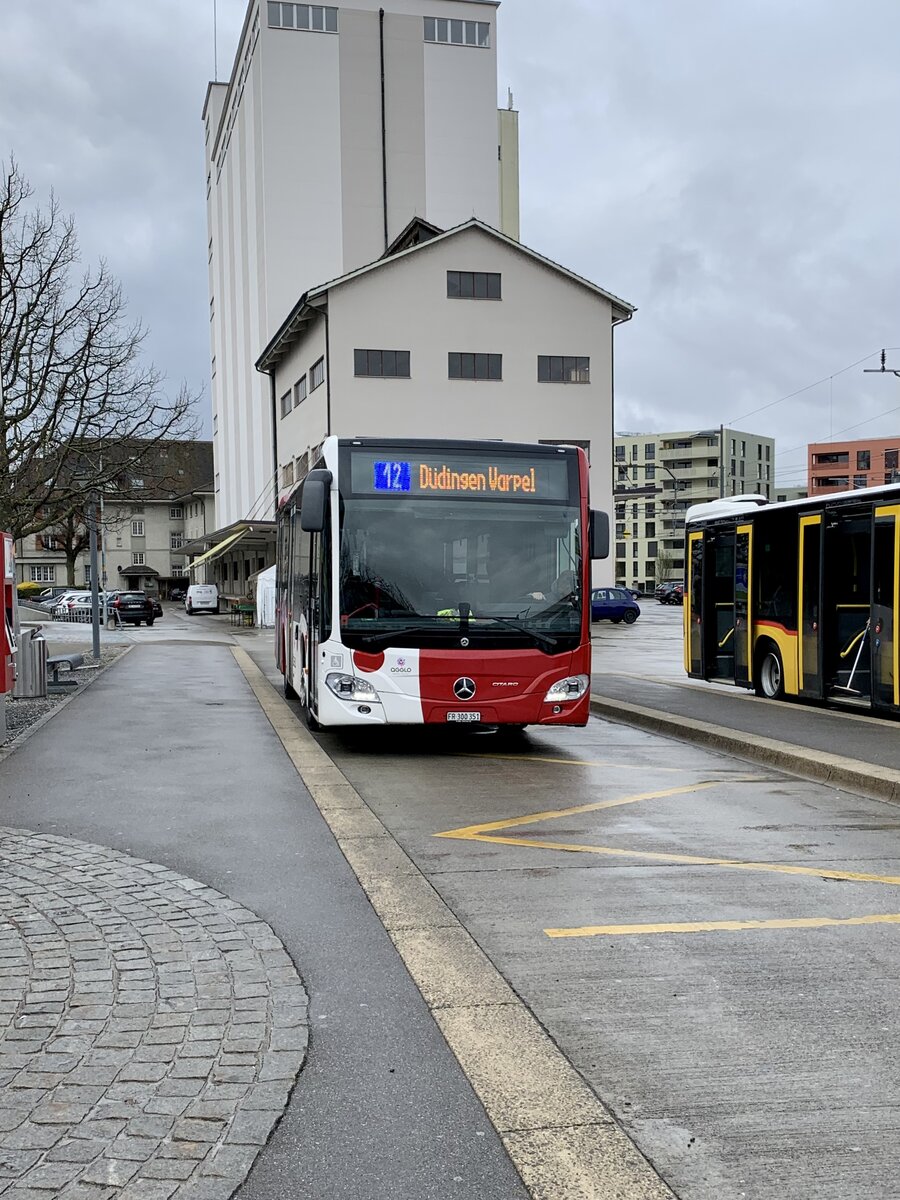 Frontansicht des MB C2 K 6002 der TPF am 31.3.22 beim Bahnhof Düdingen.