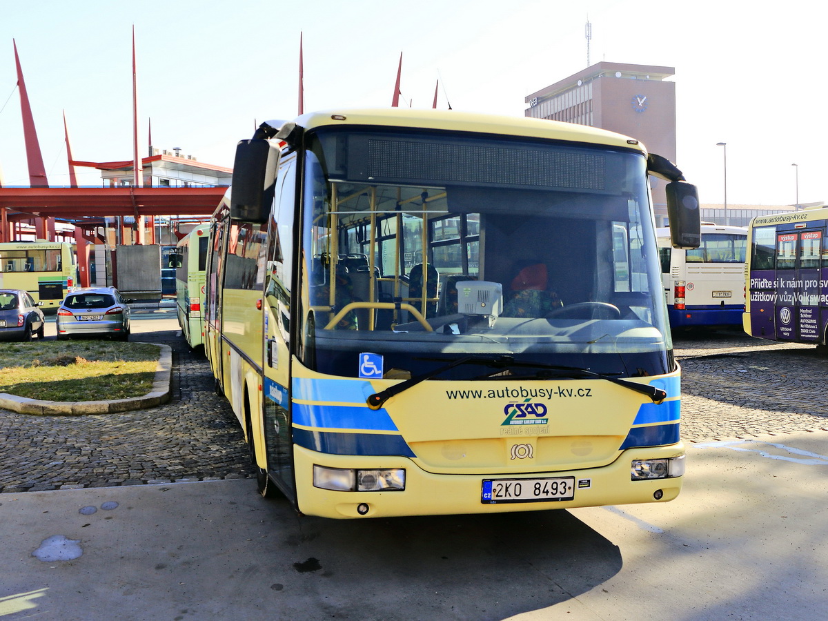 Frontpartie eines SOR BN 12 von Autobusy Karlovy Vary hier im Busbahnhof Cheb (Eger) am 15 Februar 2019. 