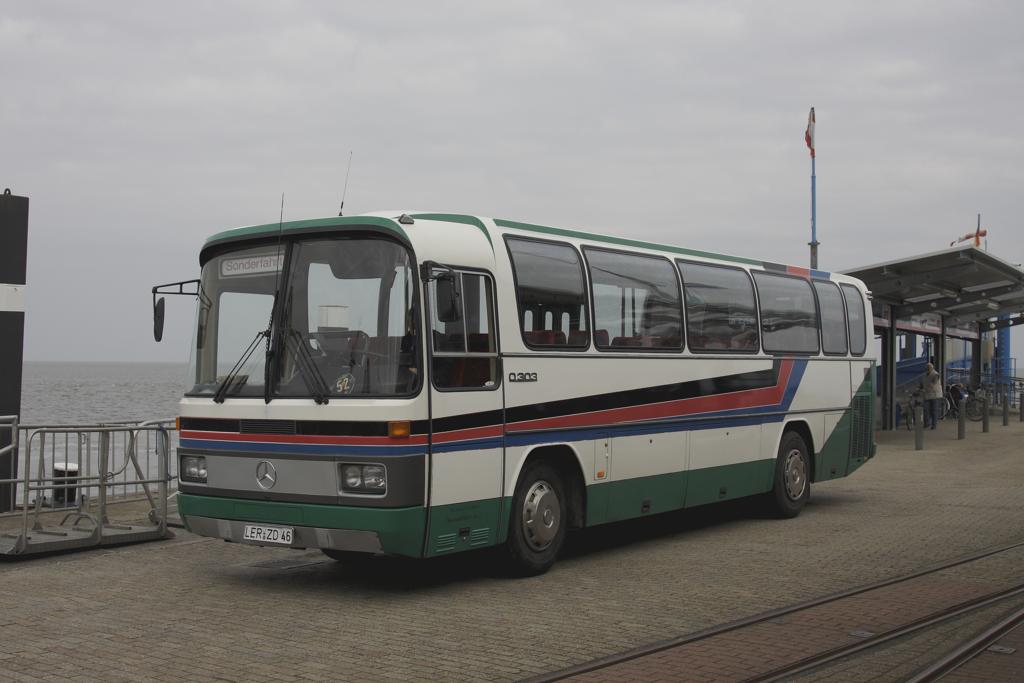 Für diverse Inselfahrten setzt die Borkumer Kleinbahn diesen betagten
DB 303 Bus ein. Am 21.9.2013 hatte er gerade wieder ein Tour am Anleger
der Insel Borkum beendet.