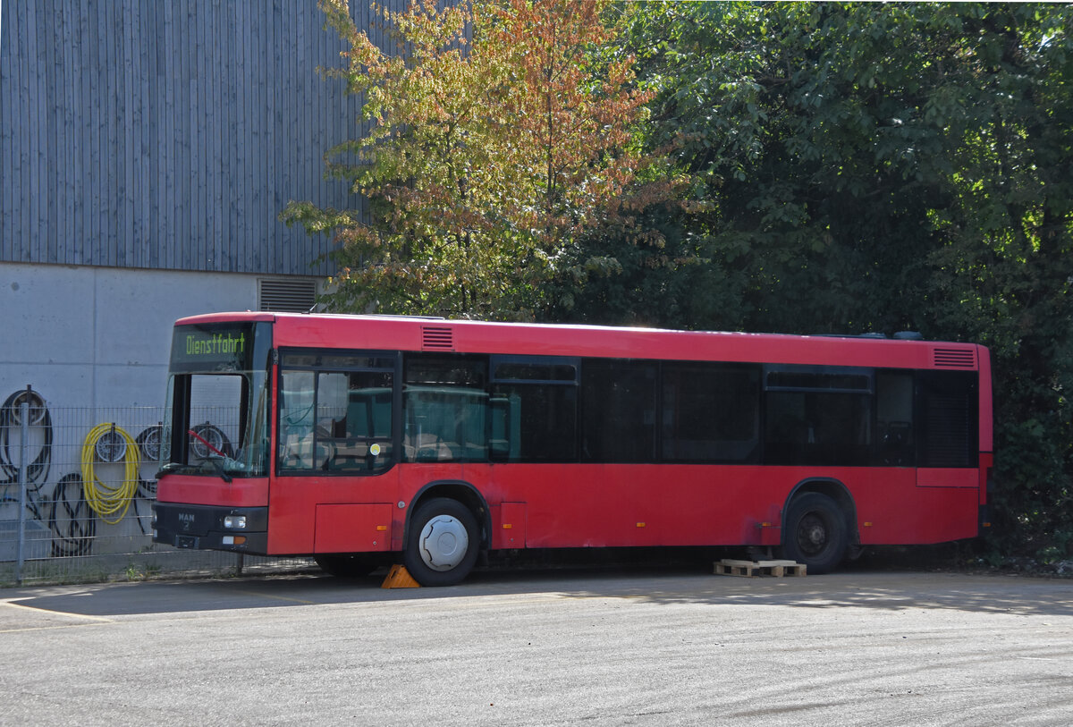 Für den MAN Bus 742 von Bernmobil hat bald die letzte Stunde geschlagen. Am 24.08.2023 steht der Wagen auf einem Platz der Firma Thommen in Kaiseraugst. Die Aufnahme entstand von der Strasse aus.