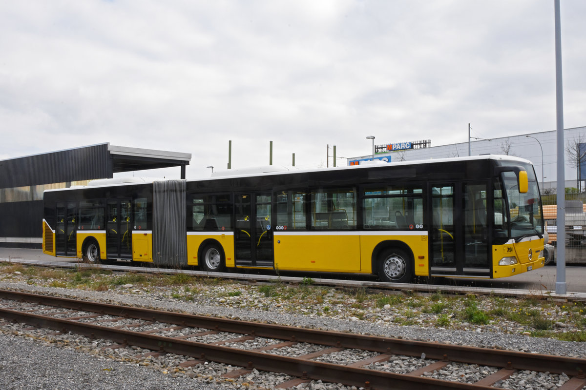 Für Tramersatz Dienste mieten die Basler Verkehrsbetriebe mehrere ältere Citaros. Der Mercedes Citaro 794 steht hinter dem Infrastruktur Gebäude am Strassenrand. Die Aufnahme stammt vom 05.04.2019.