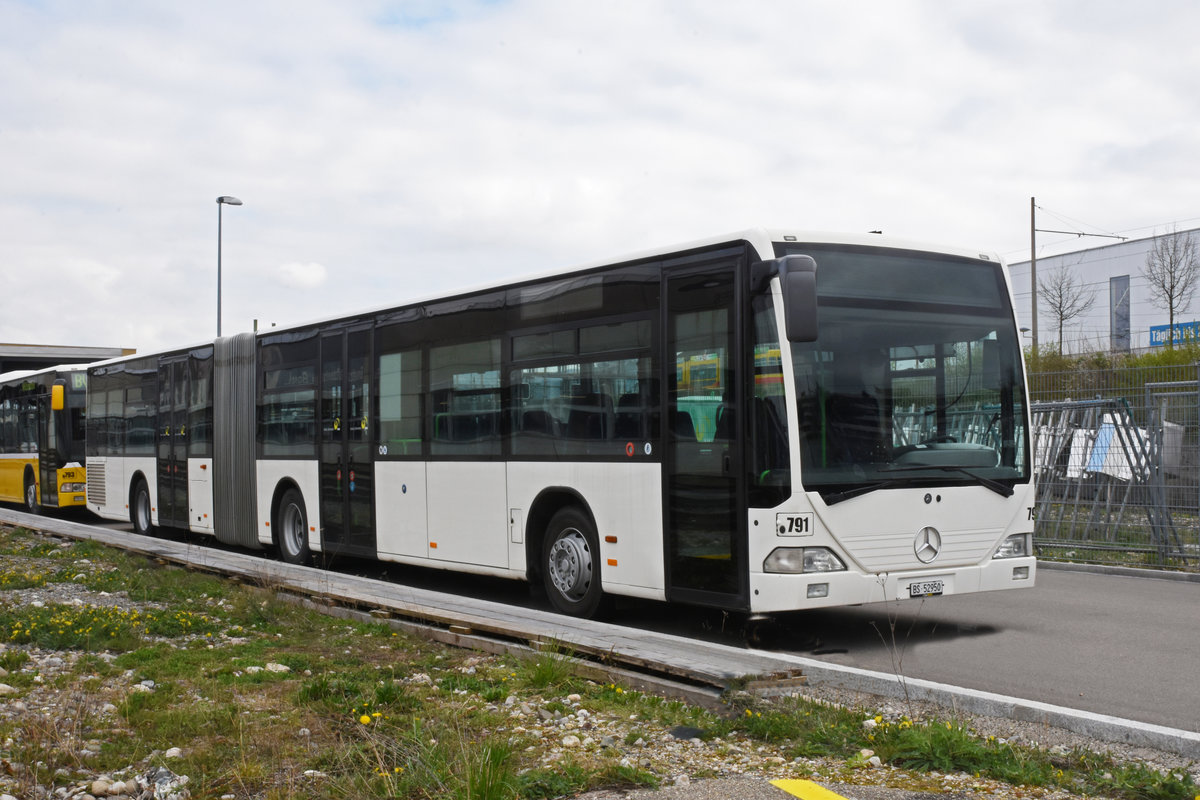 Für Tramersatz Dienste mieten die Basler Verkehrsbetriebe mehrere ältere Citaros. Der Mercedes Citaro 791 (ex Regionalbus Lenzburg) steht hinter dem Infrastruktur Gebäude am Strassenrand. Die Aufnahme stammt vom 05.04.2019.