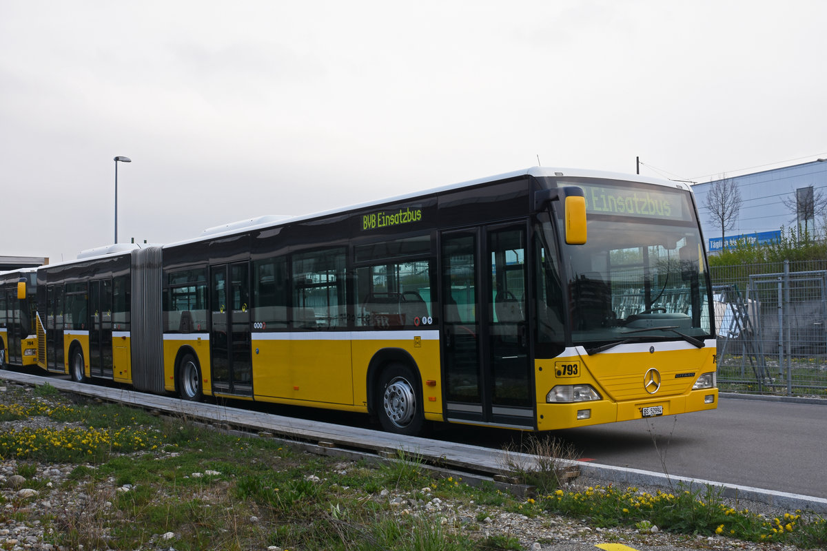 Für Tramersatz Dienste mieten die Basler Verkehrsbetriebe mehrere ältere Citaros. Der Mercedes Citaro 793 (ex PU ABSN Stadel Neerach) steht hinter dem Infrastruktur Gebäude am Strassenrand. Die Aufnahme stammt vom 13.04.2019.
