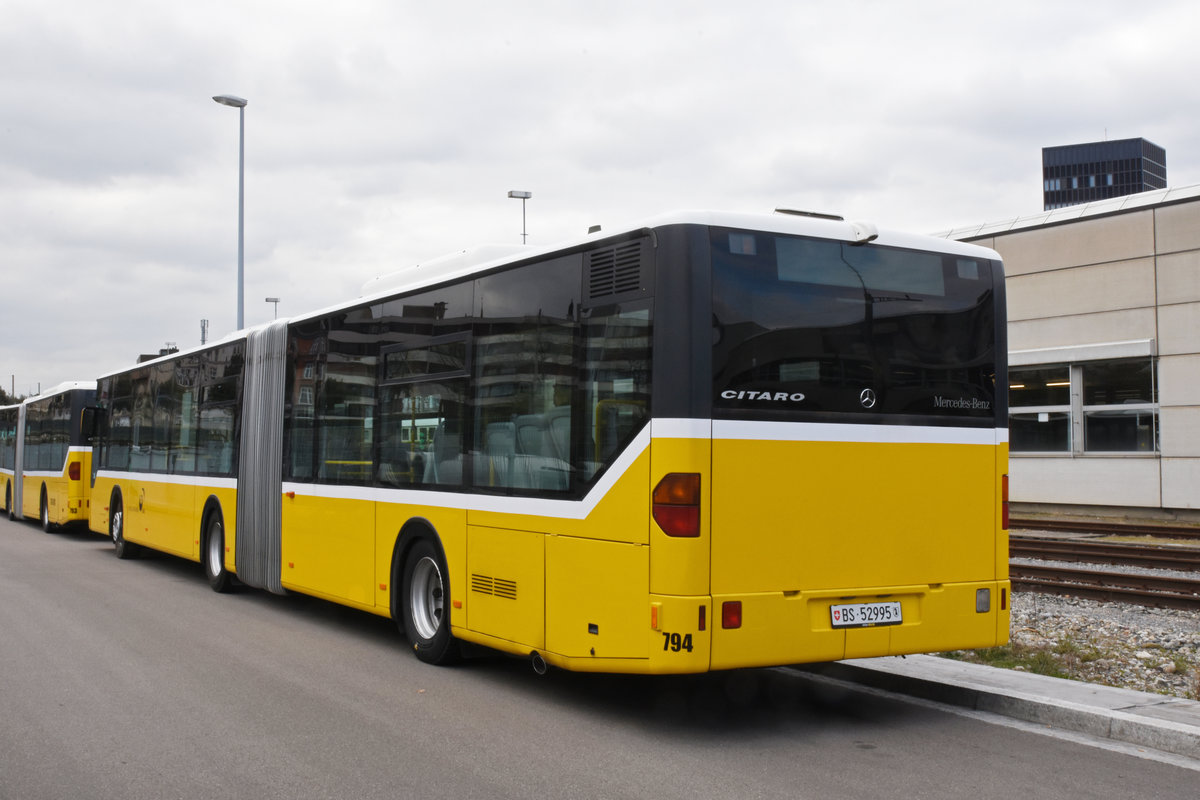 Für Tramersatz Dienste mieten die Basler Verkehrsbetriebe mehrere ältere Citaros. Der Mercedes Citaro 794 (ex PU ABSN Stadel Neerach) steht hinter dem Infrastruktur Gebäude am Strassenrand. Die Aufnahme stammt vom 05.04.2019.