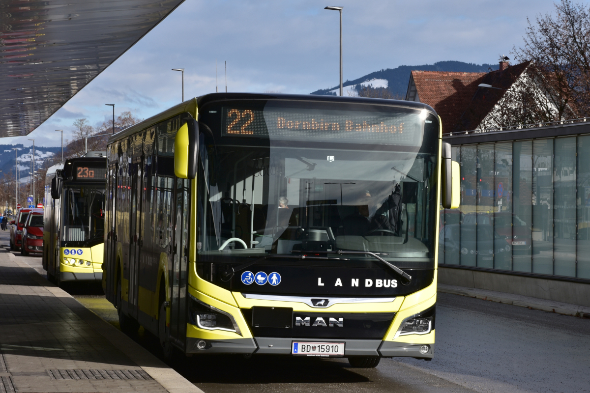Für die Vorarlberger Stadt- und Landbusse wurden 2020 mehrere MAN Lions City 12c angeschafft. Hier die Landbus-Ausführung (Landbus Unterland) als Linie 22 Richtung Dornbirn am 2020-12-29 vor dem Bahnhof Hohenems.