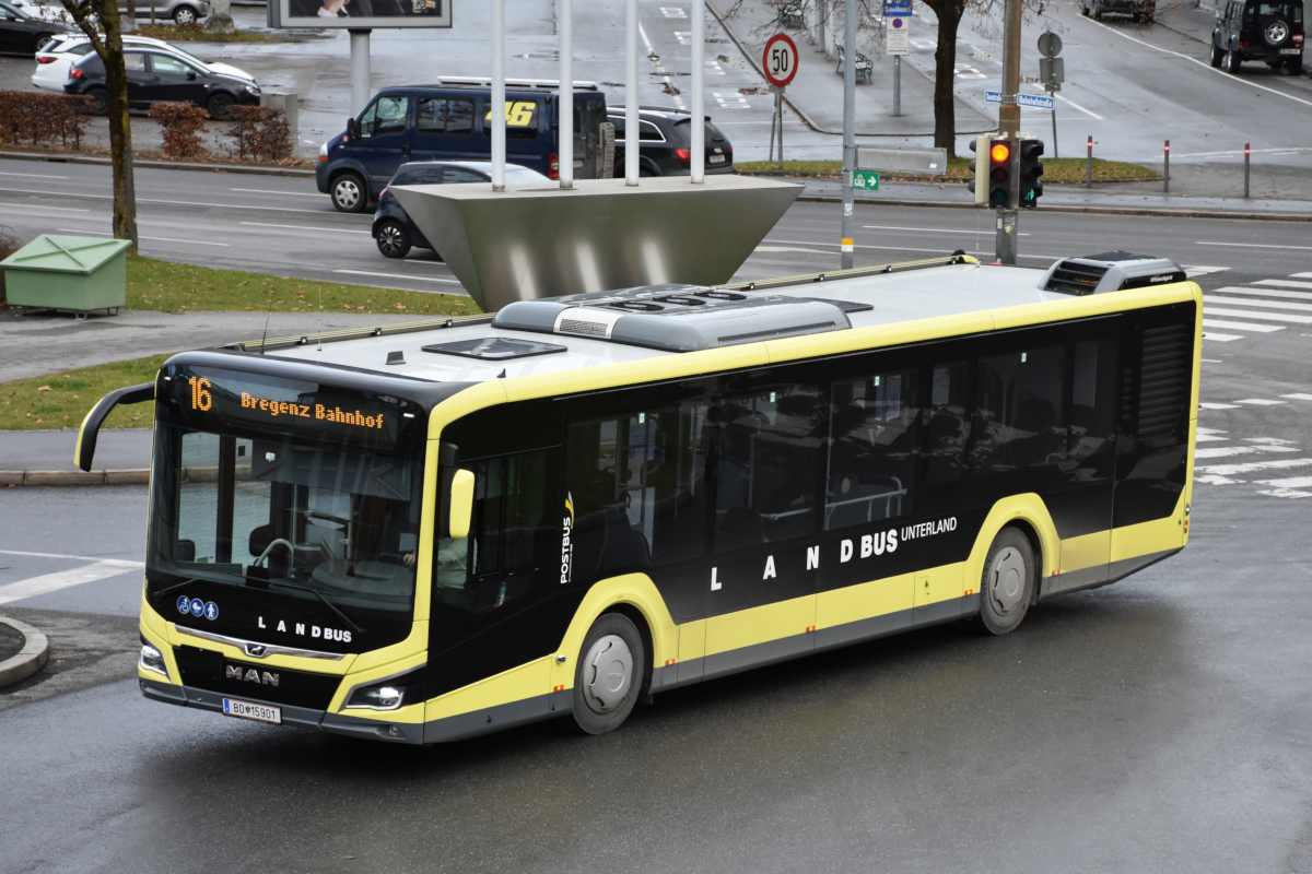 Für die Vorarlberger Stadt- und Landbusse wurden 2020 mehrere MAN Lions City 12c angeschafft. Hier erreicht Linie 16 (Landbus Unterland) am 2020-12-29 die Zielhaltestelle Bahnhof Bregenz.
