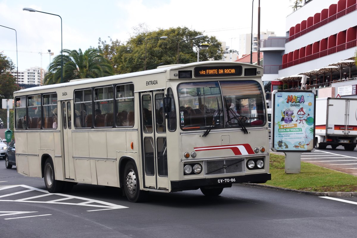 FUNCHAL (Madeira), 03.02.2018, ein schon etwas älteres Modell eines Überlandbusses nach Ausfahrt aus der Haltestelle CZ Lido