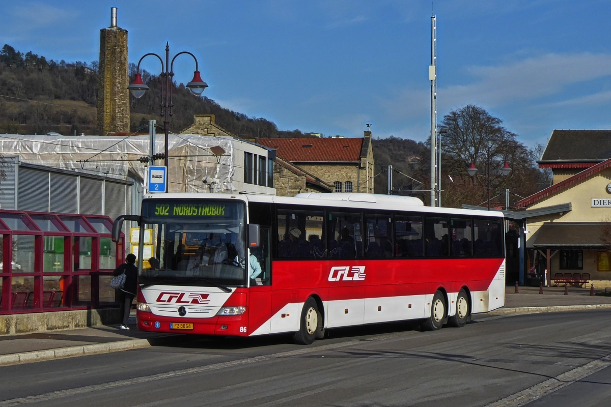 FZ 8864, Mercedes Benz Integro des CFL, hält am Bahnhof in Diekirch. 18.02.2019 