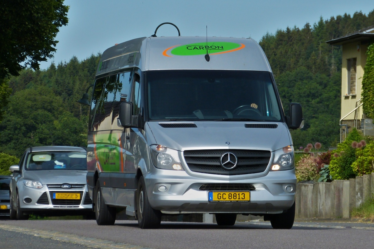 GC 8813, Mercede Benz Sprinter von Busreisen Carbon, geshen in der Nähe von Wiltz. 06.2022